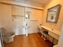 High Trees Gatwick Guest House