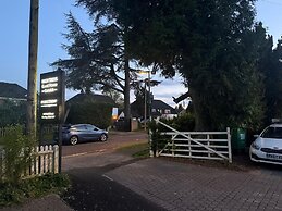 High Trees Gatwick Guest House