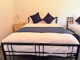 High Trees Gatwick Guest House