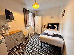 High Trees Gatwick Guest House