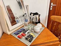 High Trees Gatwick Guest House