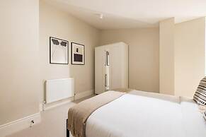 The Tooting Hideout - Dazzling 3bdr Flat With Balcony