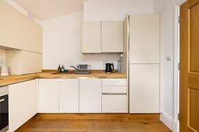 The Tooting Hideout - Dazzling 3bdr Flat With Balcony