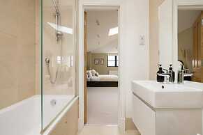 The Tooting Hideout - Dazzling 3bdr Flat With Balcony