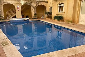 Misrah Ta'cenc Pool Apart - Sannat Gozo