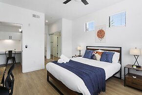 CozySuites Glendale with pool  04 and 18