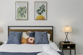 CozySuites Glendale with pool  04 and 18