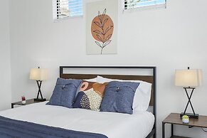 CozySuites Glendale with pool  04 and 18