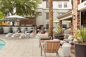 CozySuites Glendale with pool  04 and 18