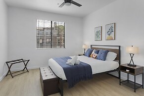 CozySuites Glendale with pool  04 and 18