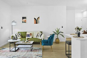 CozySuites Glendale with pool  04 and 18