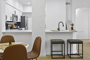 CozySuites Glendale with pool  04 and 18