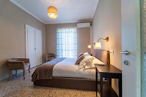 Lotus Apartment With Lakeview by Wonderful Italy