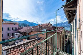 Lotus Apartment With Lakeview by Wonderful Italy