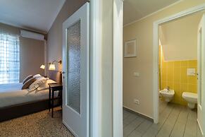 Lotus Apartment With Lakeview by Wonderful Italy