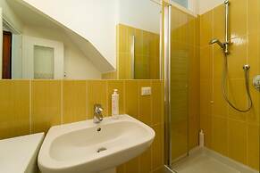 Lotus Apartment With Lakeview by Wonderful Italy