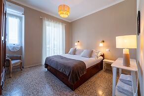 Lotus Apartment With Lakeview by Wonderful Italy