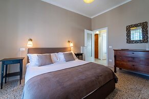 Lotus Apartment With Lakeview by Wonderful Italy