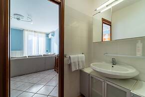 Lakefront Retreat by Wonderful Italy - Celeste