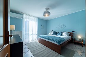 Lakefront Retreat by Wonderful Italy - Celeste