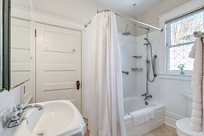 4 Mi to Downtown Denver: Washington Park Hideaway!