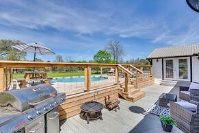 Grapeland Farm Retreat w/ Pool, Grill & Fire Pit