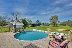 Grapeland Farm Retreat w/ Pool, Grill & Fire Pit