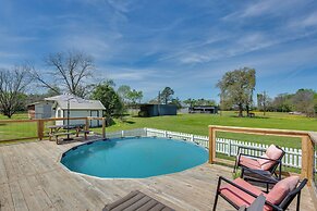 Grapeland Farm Retreat w/ Pool, Grill & Fire Pit