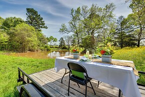 Grapeland Farm Retreat w/ Pool, Grill & Fire Pit