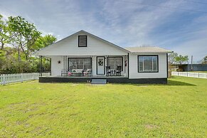 Grapeland Farm Retreat w/ Pool, Grill & Fire Pit