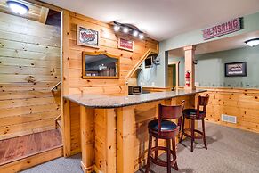 Albrightsville Cabin w/ Private Hot Tub + Deck!