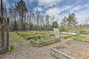 Pet-friendly Tobyhanna Escape Near Hiking & Skiing