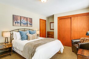 Downtown Frisco Townhome ~ 1 Mi to Lake Dillon!