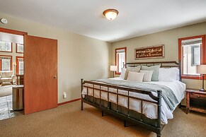 Downtown Frisco Townhome ~ 1 Mi to Lake Dillon!