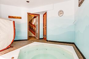 Downtown Frisco Townhome ~ 1 Mi to Lake Dillon!