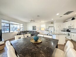 5 Bed South Facing Pool Close to Disney