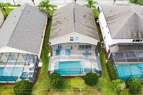 Tropical and Peaceful This 5 bed With Pool Spa