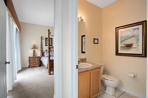 Tropical and Peaceful This 5 bed With Pool Spa