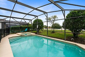 Tropical and Peaceful This 5 bed With Pool Spa