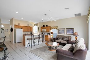 Tropical and Peaceful This 5 bed With Pool Spa