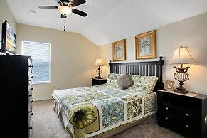 Tropical and Peaceful This 5 bed With Pool Spa