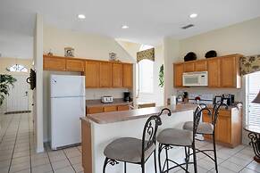 Tropical and Peaceful This 5 bed With Pool Spa