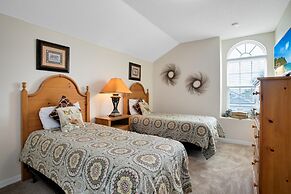 Tropical and Peaceful This 5 bed With Pool Spa