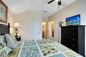 Tropical and Peaceful This 5 bed With Pool Spa