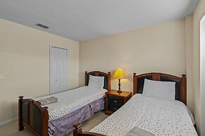 Family Ready in Gated Community Near Attractions