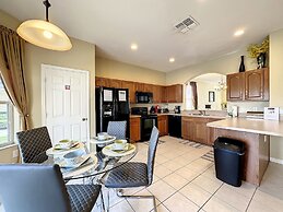 This Amazing 6 Bedroom Property With a Lake View