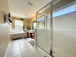 This Amazing 6 Bedroom Property With a Lake View