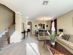 This Amazing 6 Bedroom Property With a Lake View