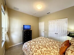 This Amazing 6 Bedroom Property With a Lake View