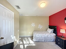 This Amazing 6 Bedroom Property With a Lake View